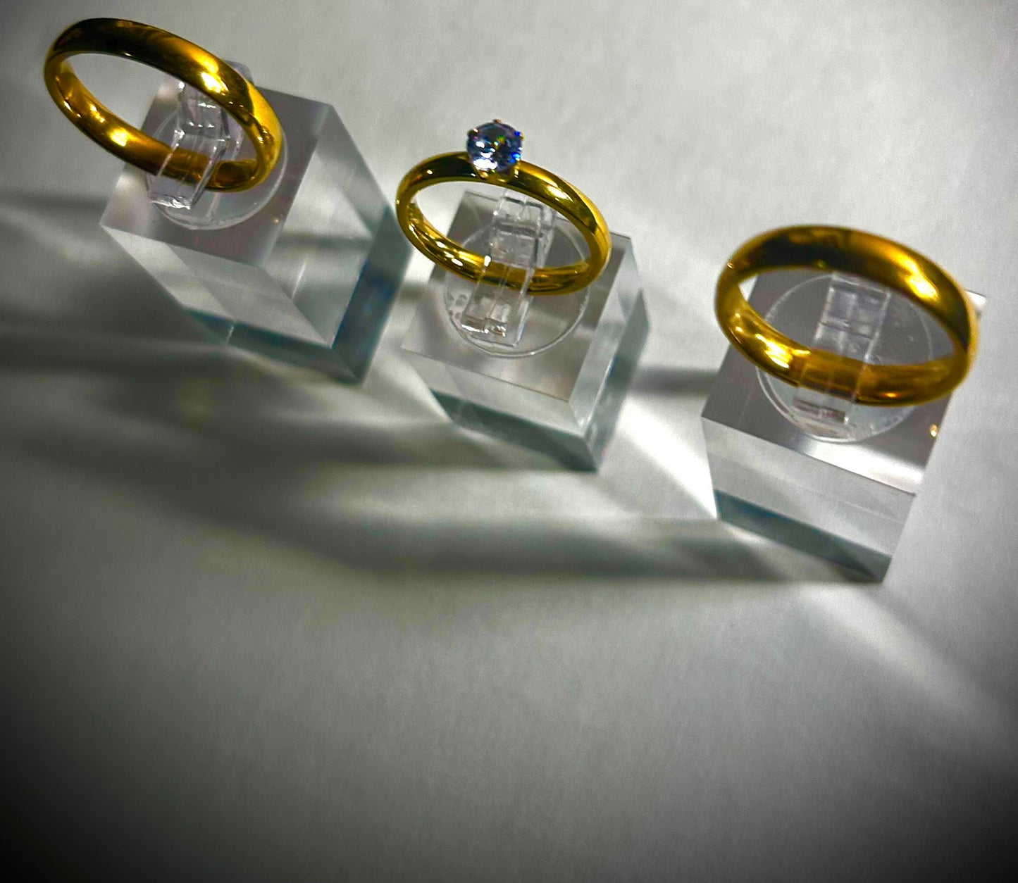 M0 Conjunto de dos alianzas con anillo de compromiso dorado