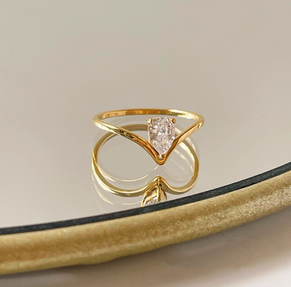 M9 Anillo de compromiso de acero dorado con forma de V