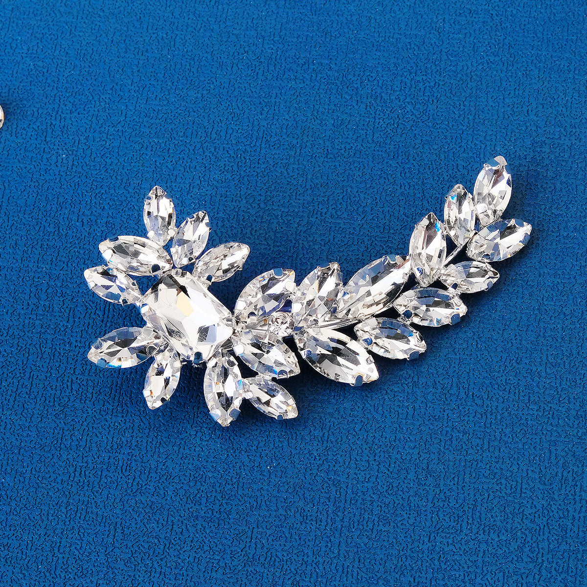 Banda de cabello con incrustaciones de hojas brillantes románticas