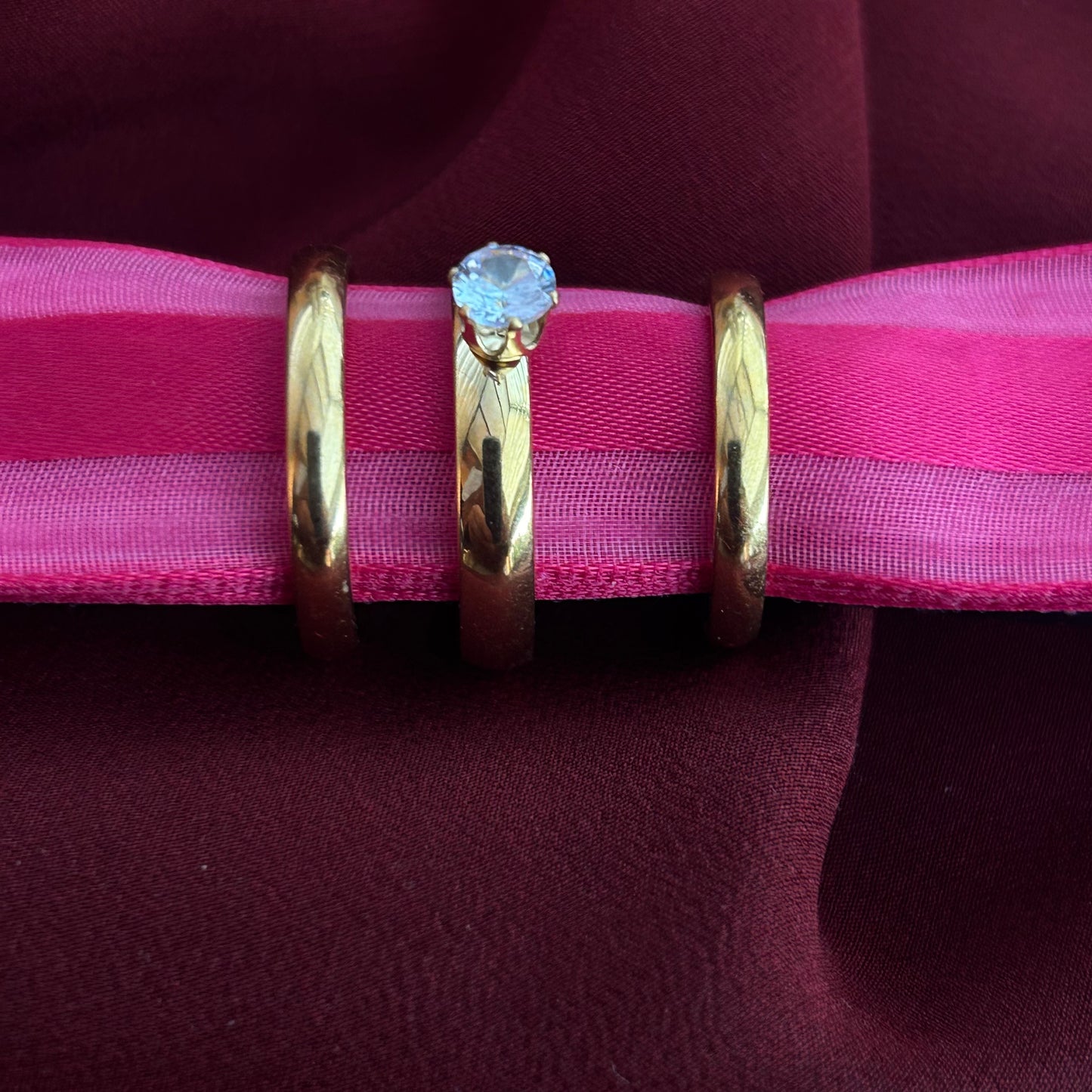 M0 Conjunto de dos alianzas con anillo de compromiso dorado