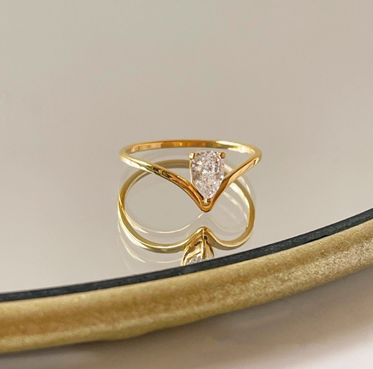M9 Anillo de compromiso de acero dorado con  forma de V