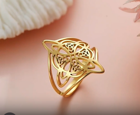 M18 Anillo de acero dorado con nudo celta